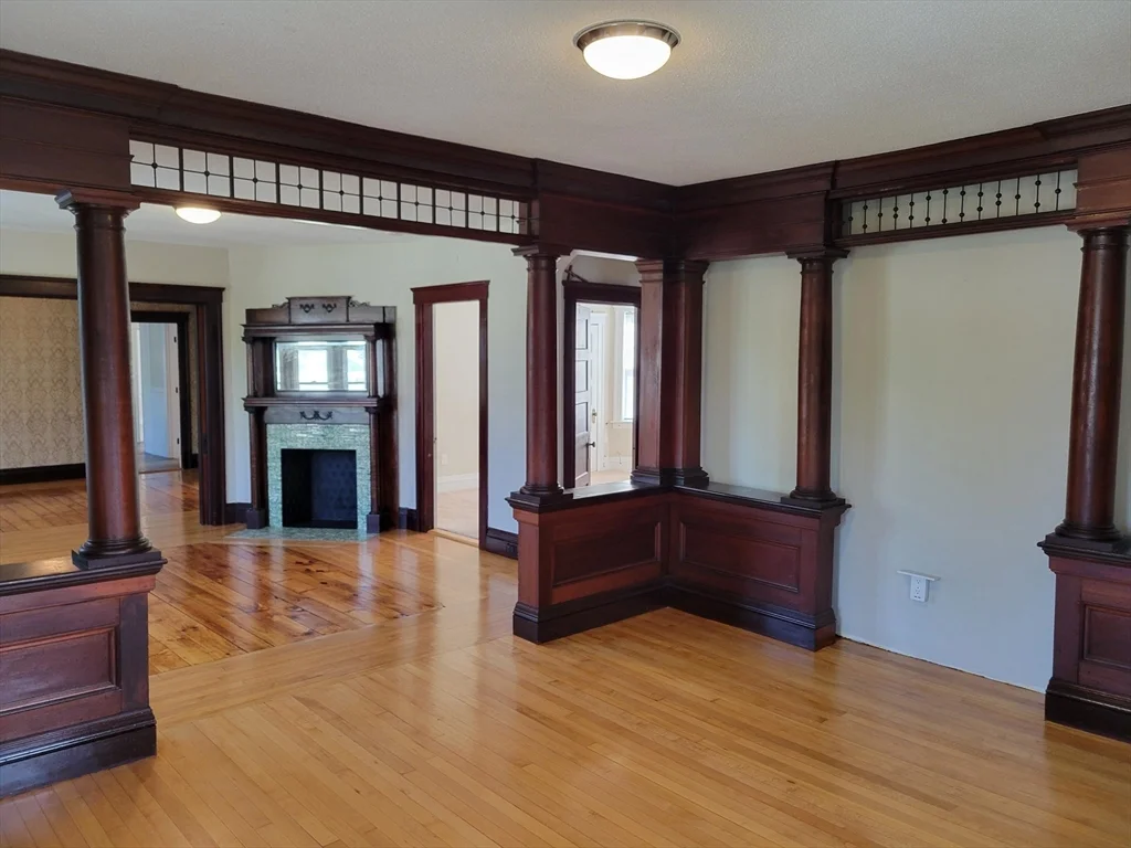 4 bed, 1 bath apartment for rent at 1 View St Unit 3, Worcester — photo 2 of 31