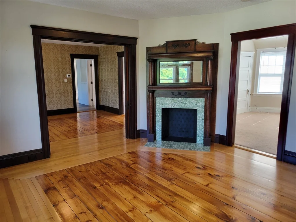 4 bed, 1 bath apartment for rent at 1 View St Unit 3, Worcester — photo 4 of 31