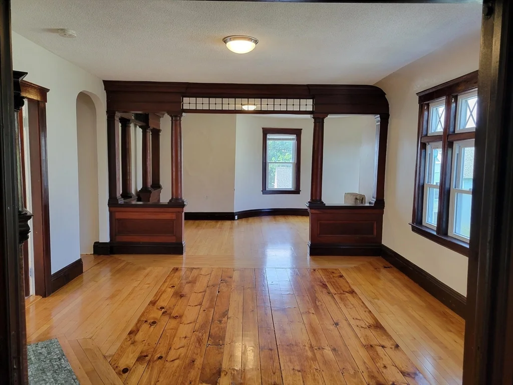 4 bed, 1 bath apartment for rent at 1 View St Unit 3, Worcester — photo 3 of 31