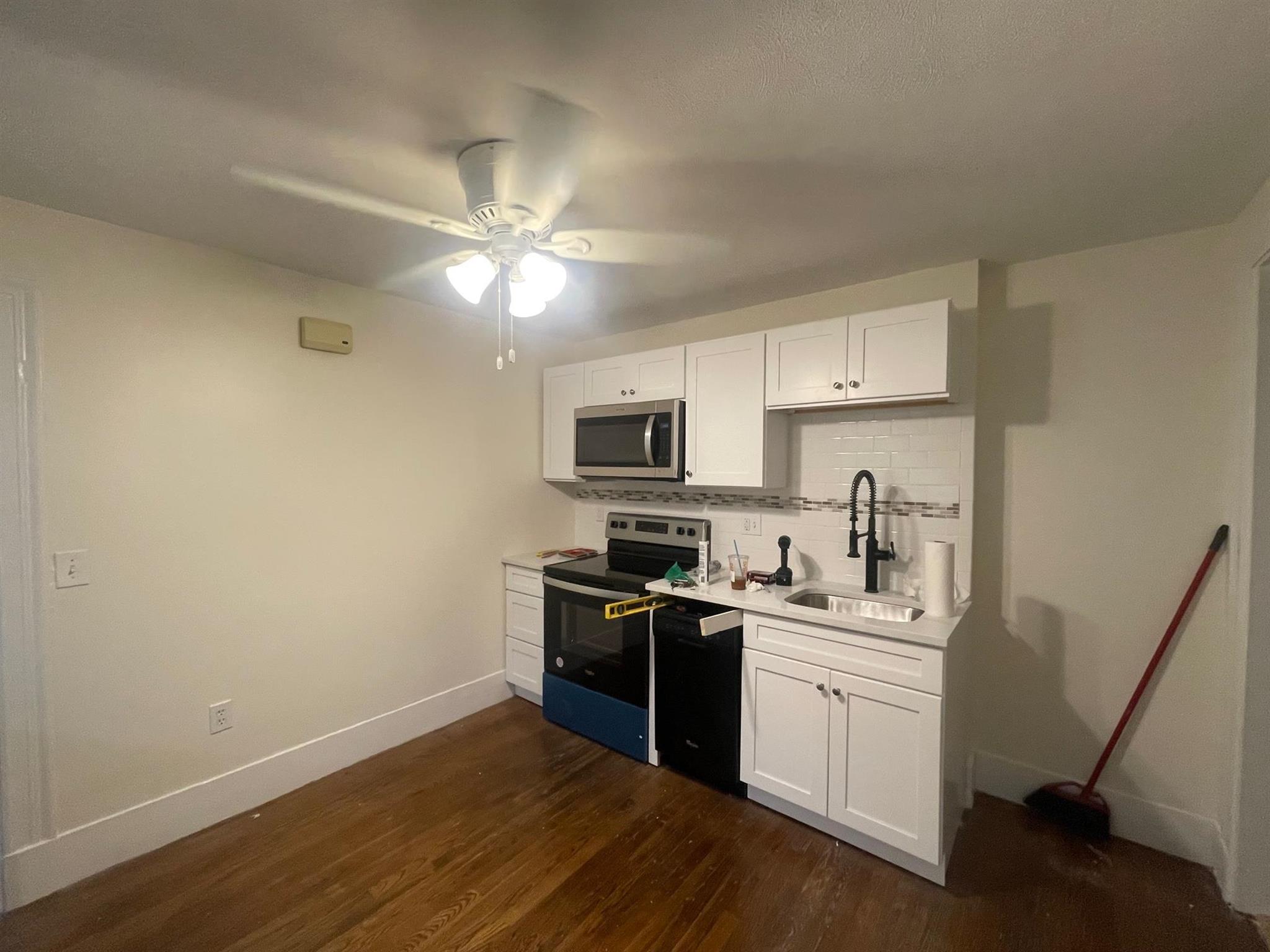 Studio bed, 1 bath apartment for rent at 1 Waldo St Unit First floor, Spring Hill — photo 2 of 6