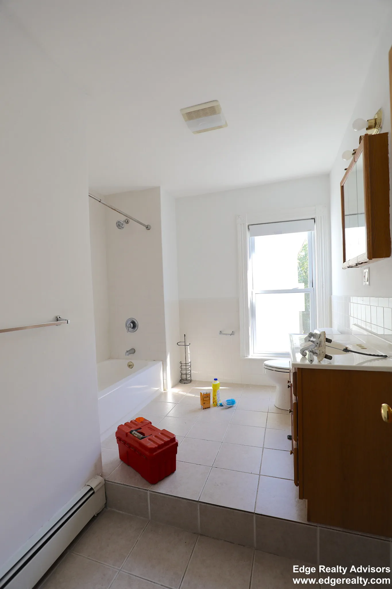 4 bed, 2 bath apartment for rent at 1 Washburn Ter Unit 3, Harvard Avenue — photo 3 of 9