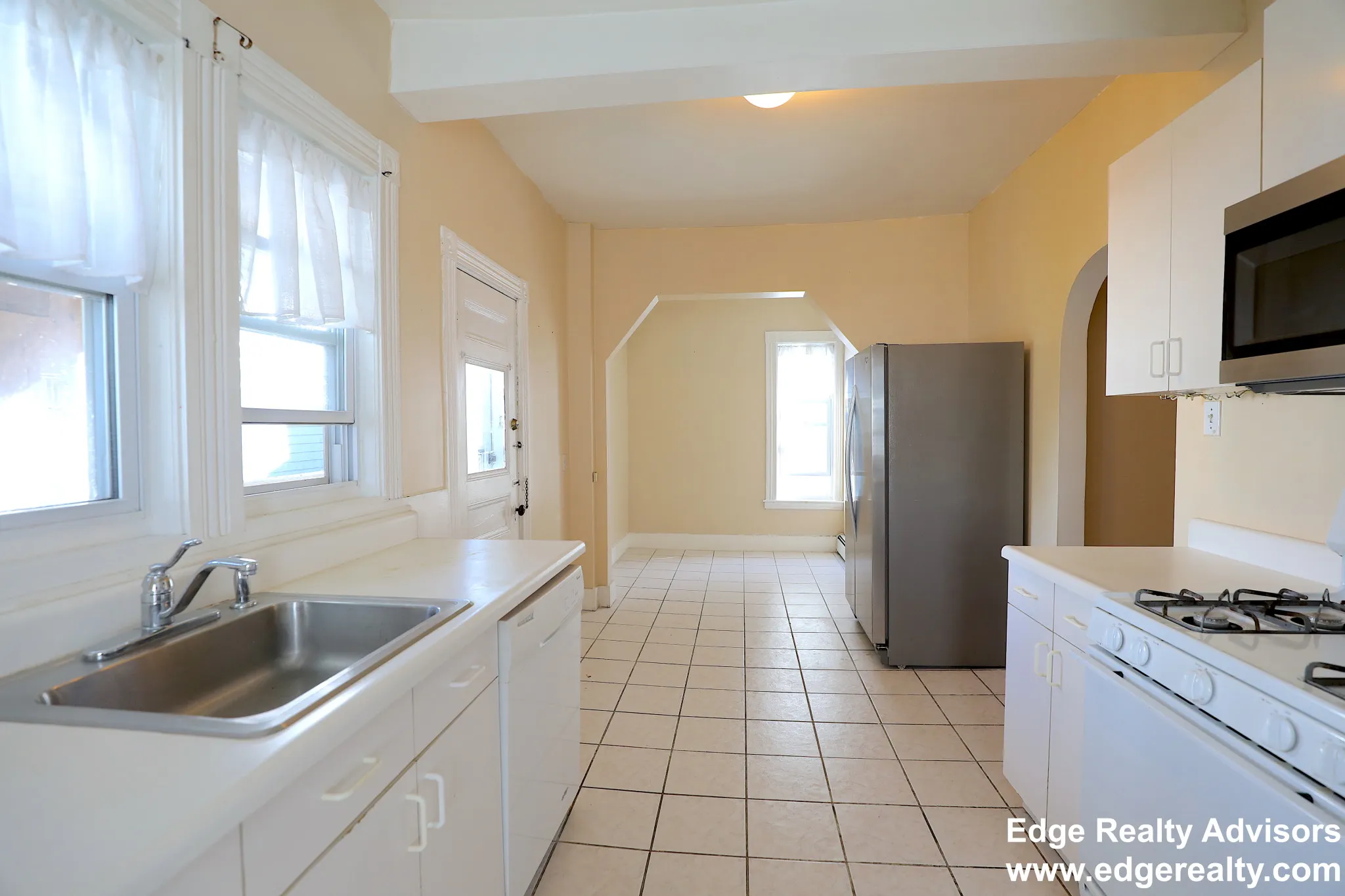 4 bed, 2 bath apartment for rent at 1 Washburn Ter Unit 3, Harvard Avenue — photo 2 of 9
