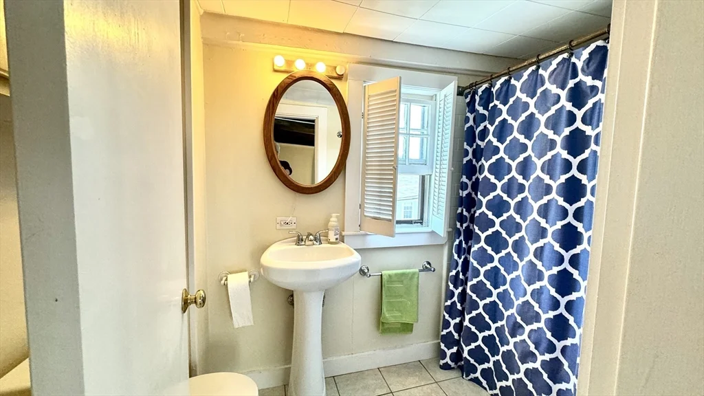 1 bed, 1 bath apartment for rent at 1 Washington St Unit 1, Marblehead — photo 6 of 6