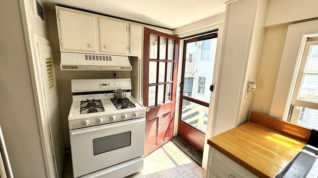 1 bed, 1 bath apartment for rent at 1 Washington St Unit 1, Marblehead — photo 4 of 6
