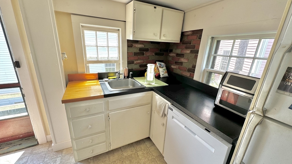 1 bed, 1 bath apartment for rent at 1 Washington St Unit 2, Marblehead — photo 2 of 6