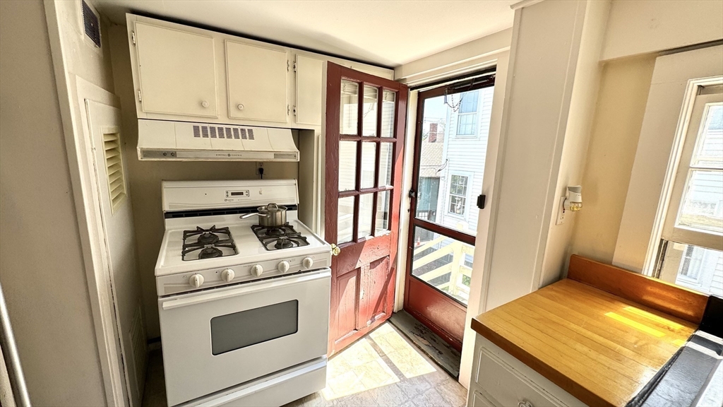 1 bed, 1 bath apartment for rent at 1 Washington St Unit 2, Marblehead — photo 3 of 6