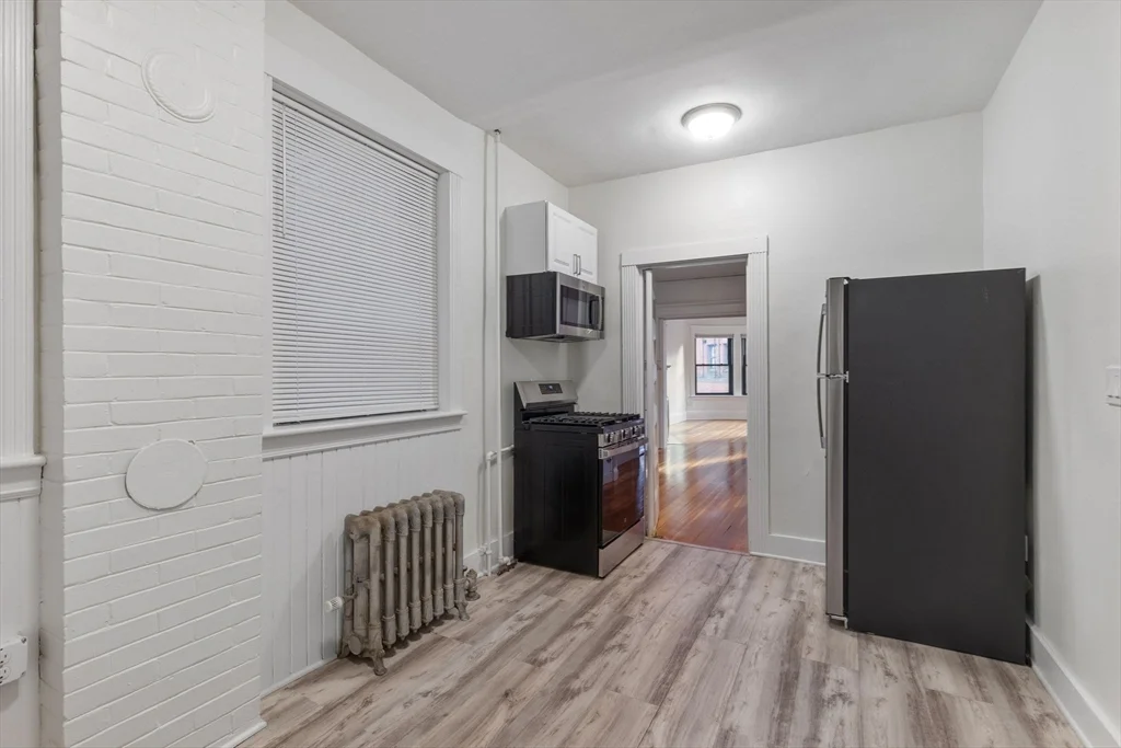 3 bed, 1 bath apartment for rent at 1 Winchester St Unit 401, Coolidge Corner — photo 3 of 11