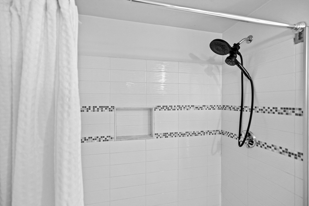 3 bed, 1 bath apartment for rent at 1 Winslow Ave, Scituate — photo 6 of 23