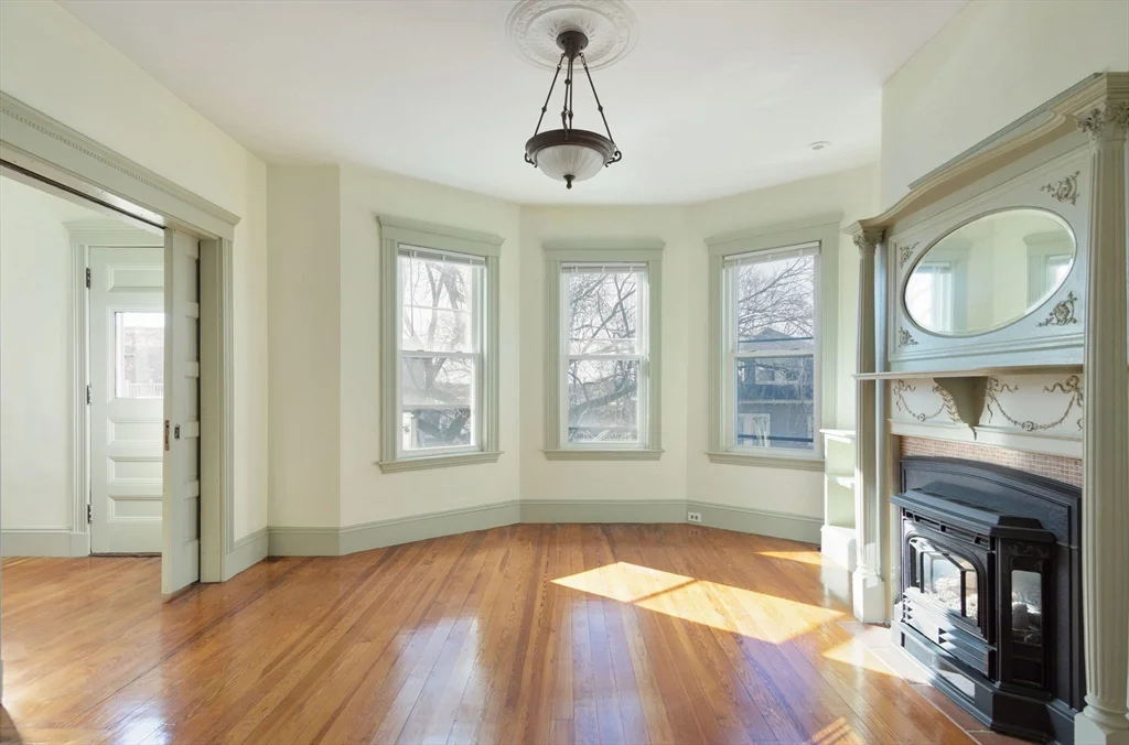 4 bed, 1 bath apartment for rent at 10-12 Castlerock Unit 2, Dorchester — photo 3 of 22