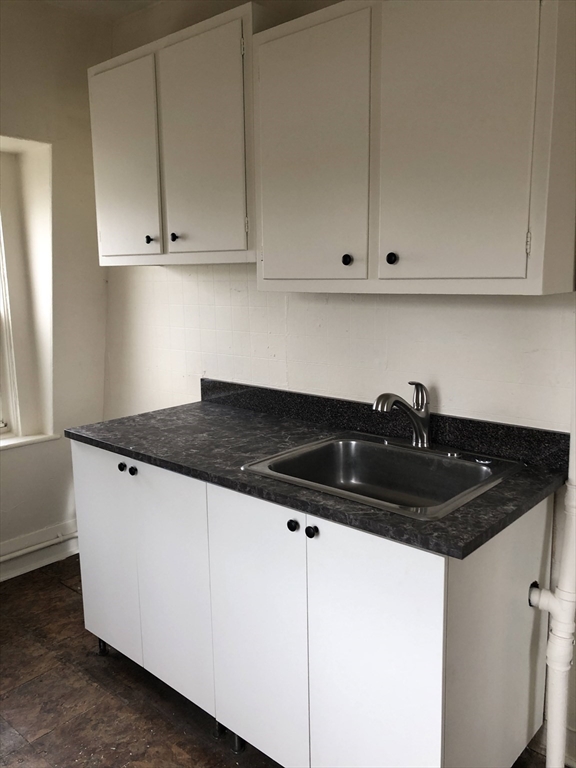 Studio bed, 1 bath apartment for rent at 10-12 Maple St Unit 10, Waltham