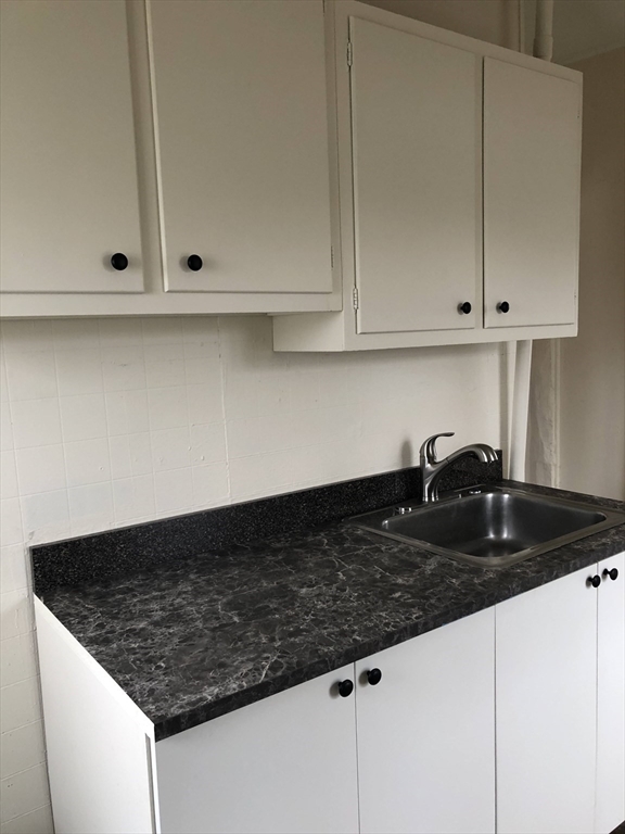 Studio bed, 1 bath apartment for rent at 10-12 Maple St Unit 10, Waltham — photo 2 of 11