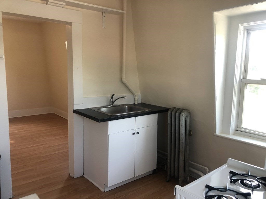 Studio bed, 1 bath apartment for rent at 10-12 Maple St Unit 7, Waltham — photo 2 of 10