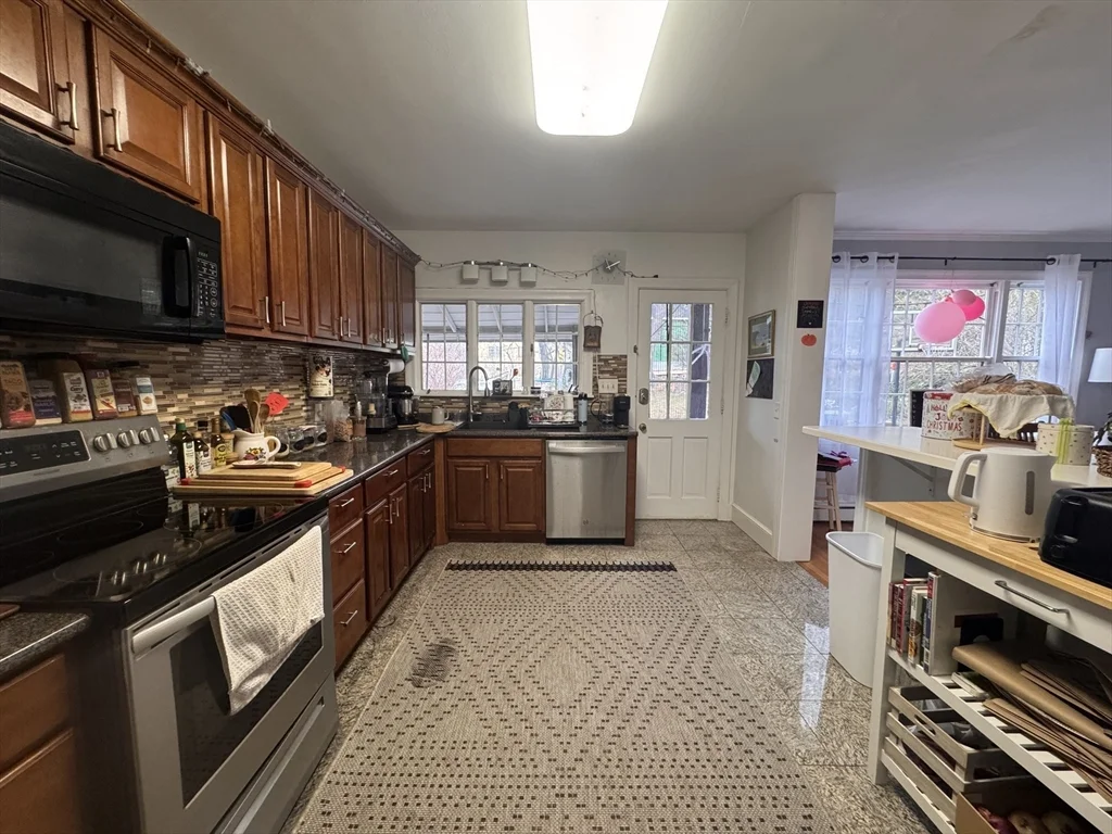 4 bed, 2 bath apartment for rent at 10-12 Webster St Unit 1, Winchester — photo 2 of 31