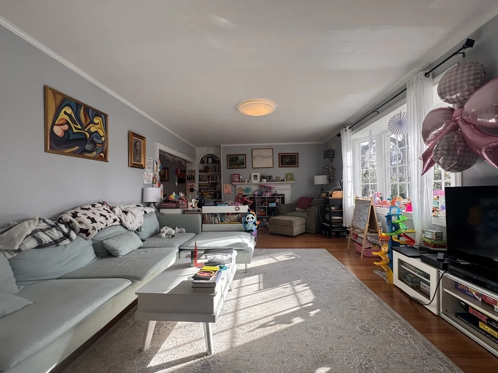 4 bed, 2 bath apartment for rent at 10-12 Webster St Unit 1, Winchester — photo 2 of 30