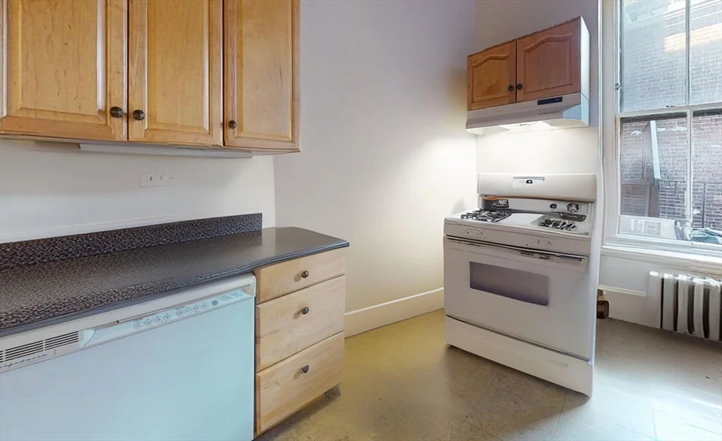 2 bed, 1 bath apartment for rent at 10-14 Union Park Unit 2, South End — photo 3 of 12
