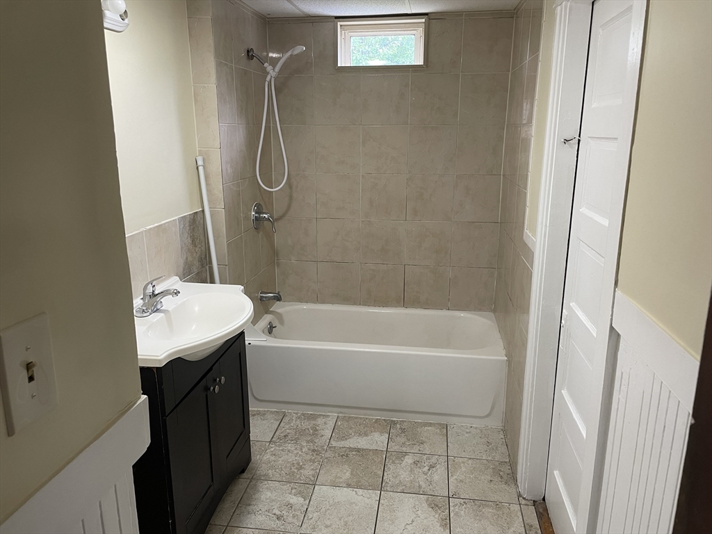 3 bed, 1 bath apartment for rent at 10 Agawam St Unit 2, Worcester — photo 9 of 17