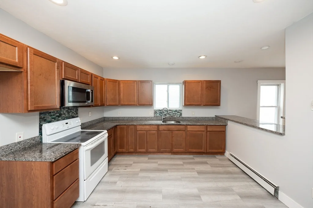 3 bed, 2 bath apartment for rent at 10 Alpine Unit 1, Worcester — photo 2 of 16
