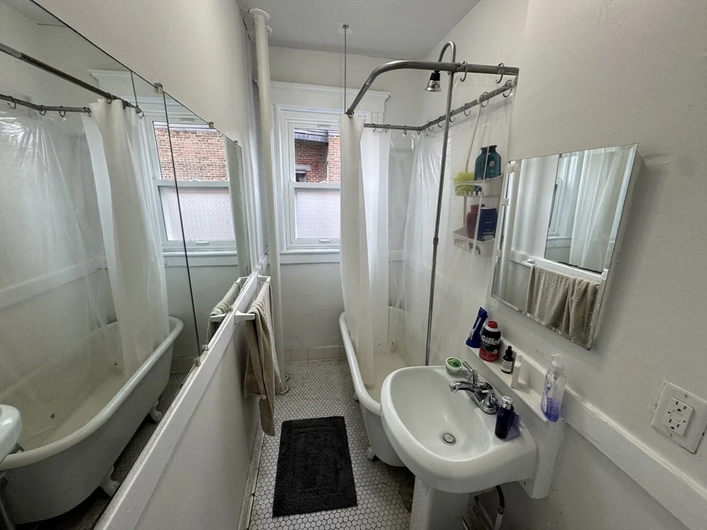 4 bed, 2 bath apartment for rent at 10 Alton Ct Unit 02A, Coolidge Corner — photo 5 of 10