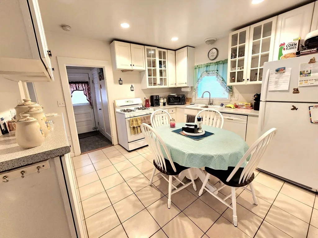 2 bed, 1 bath apartment for rent at 10 Alton Rd Unit 10, Quincy — photo 6 of 19
