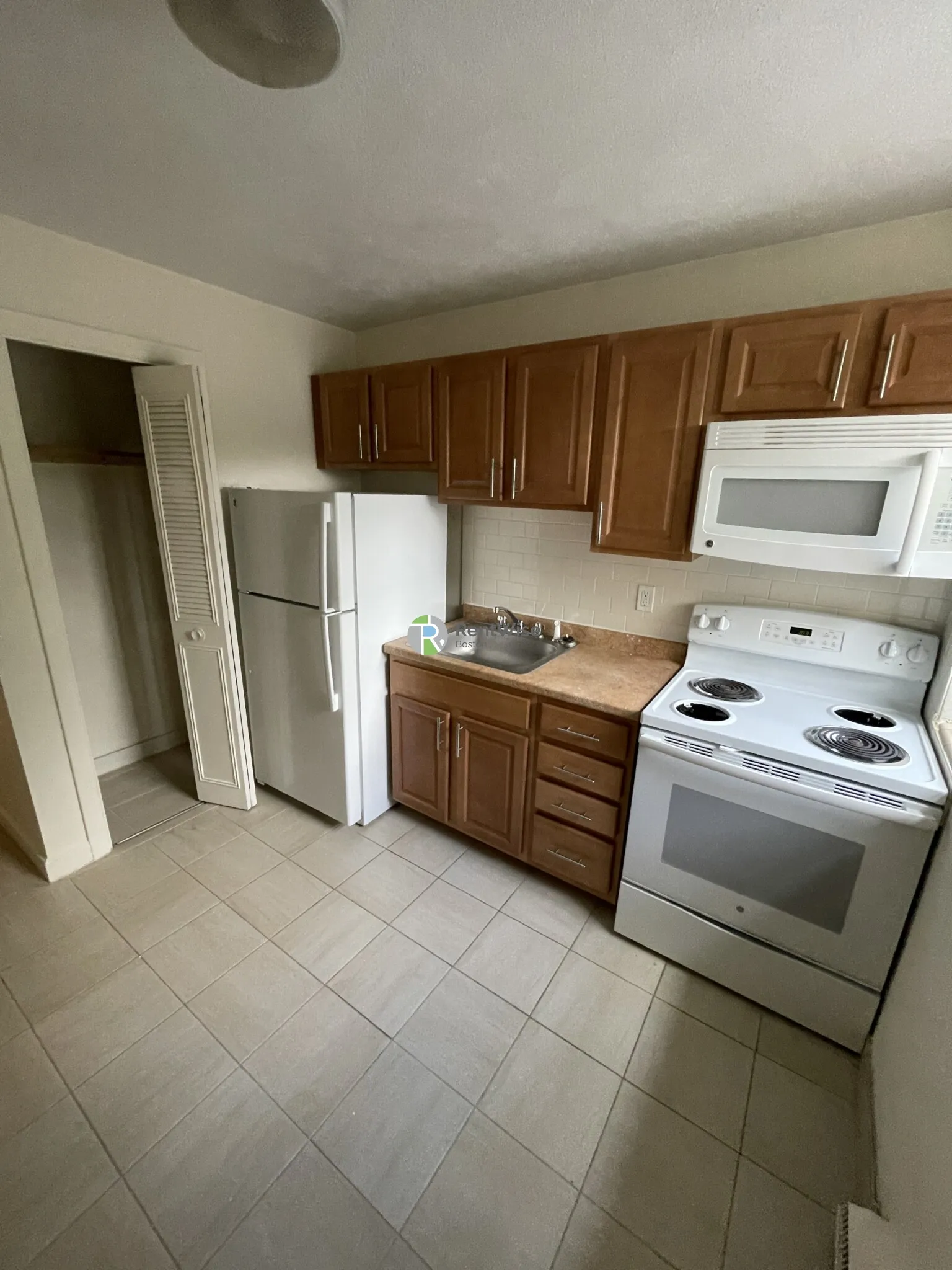 Studio bed, 1 bath apartment for rent at 10 Armington St Unit 1, Allston — photo 5 of 9
