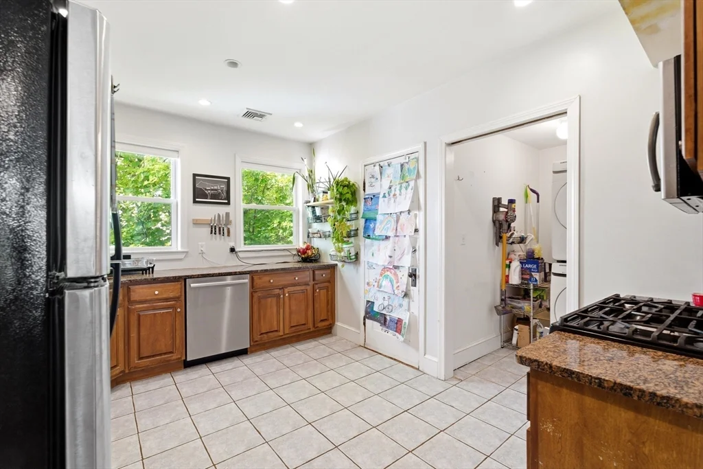 3 bed, 1 bath apartment for rent at 10 Ashmont Ct Unit 3, Dorchester — photo 8 of 21
