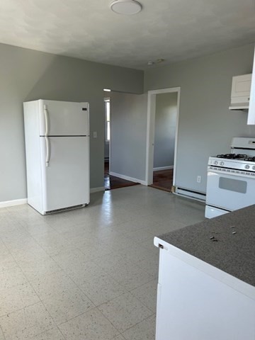 3 bed, 1 bath apartment for rent at 10 Baker St Unit 2, Bristol — photo 2 of 13