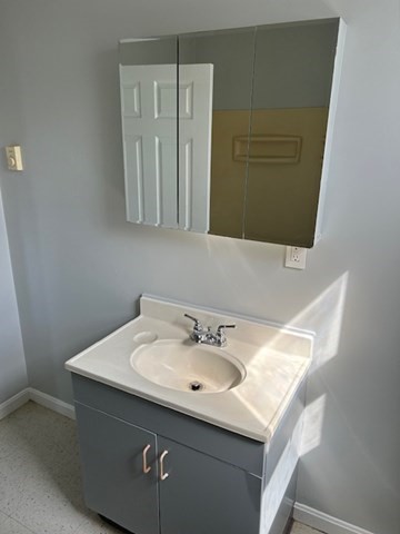 3 bed, 1 bath apartment for rent at 10 Baker St Unit 2, Bristol — photo 12 of 13