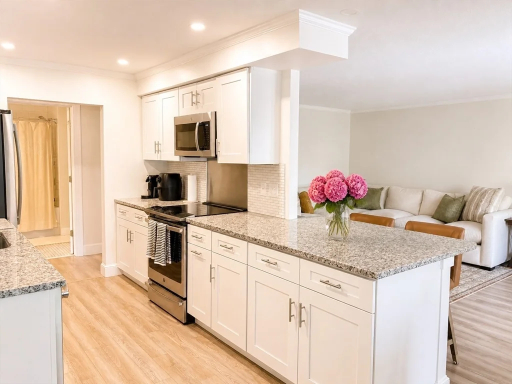 1 bed, 1 bath apartment for rent at 10 Beals Cove Rd Unit J, Hingham — photo 1 of 10