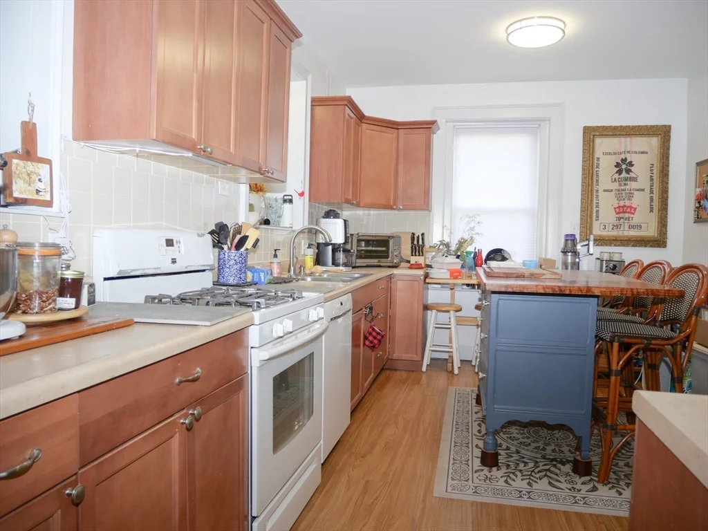 3 bed, 1 bath apartment for rent at 10 Beals Unit 1, Coolidge Corner — photo 6 of 8
