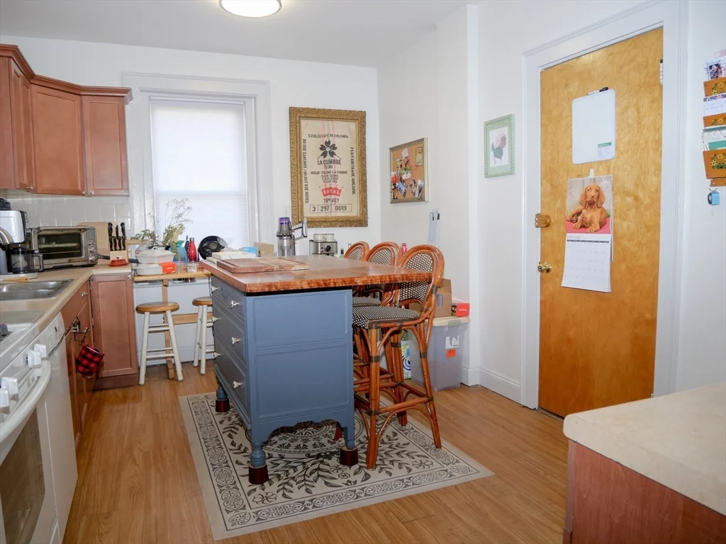 3 bed, 1 bath apartment for rent at 10 Beals Unit 1, Coolidge Corner — photo 5 of 8