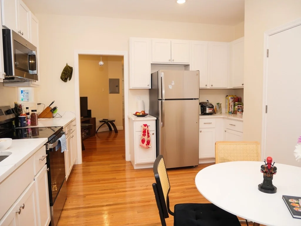 3 bed, 1 bath apartment for rent at 10 Beals Unit 2, Coolidge Corner — photo 4 of 11