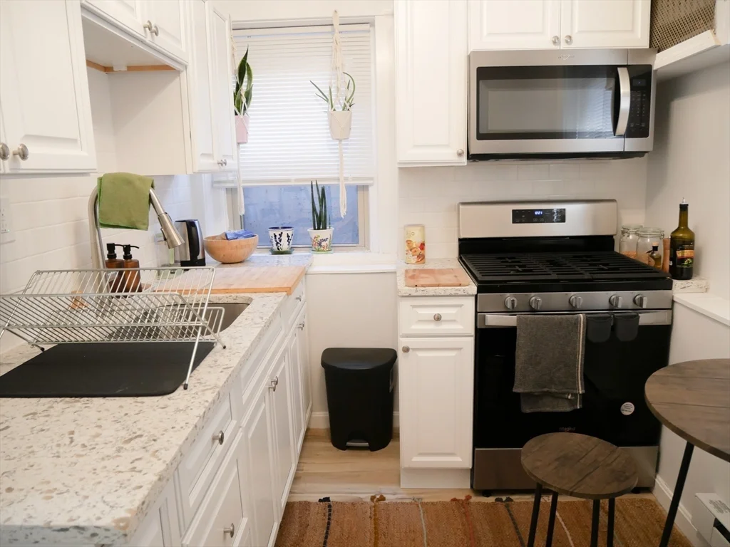 Studio bed, 1 bath apartment for rent at 10 Beals Unit B1, Coolidge Corner — photo 2 of 8