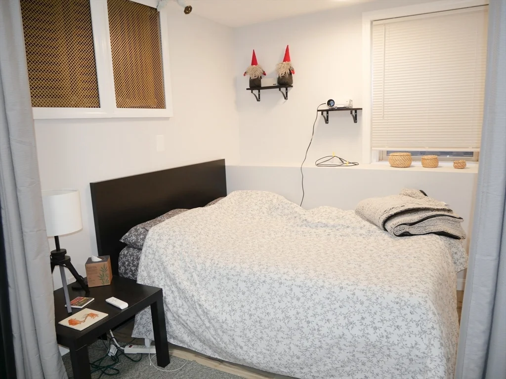 Studio bed, 1 bath apartment for rent at 10 Beals Unit B1, Coolidge Corner — photo 5 of 8