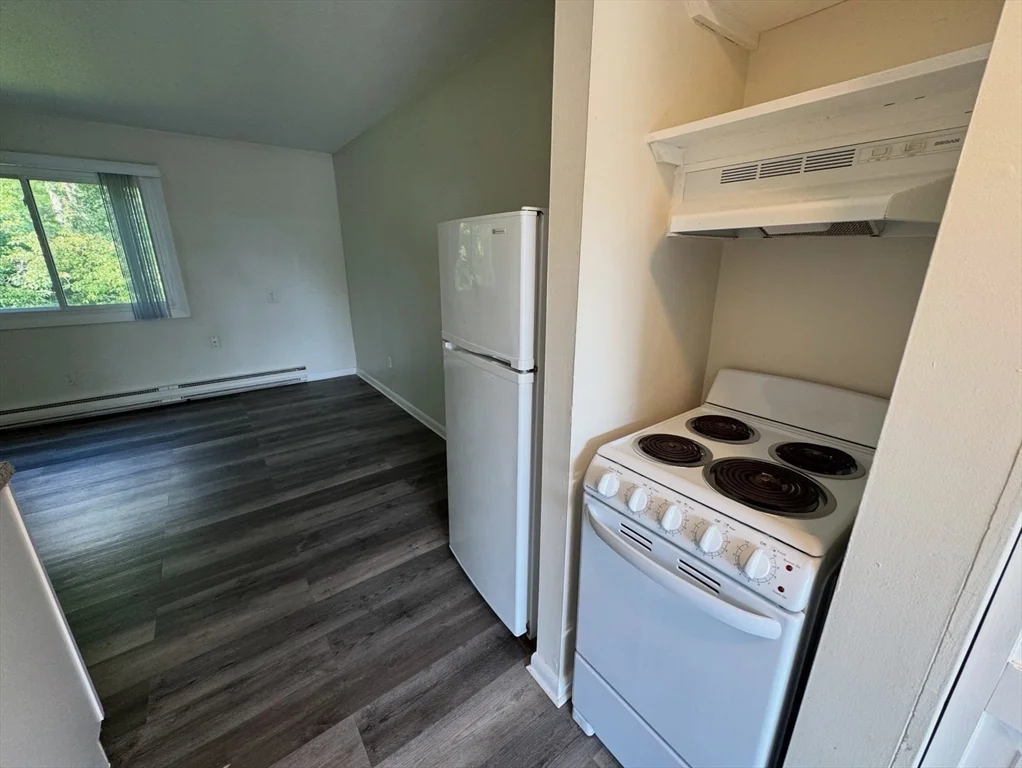 1 bed, 1 bath apartment for rent at 10 Belchertown Rd Unit 2, Amherst — photo 2 of 7