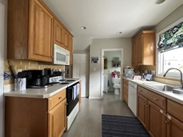 3 bed, 1 bath apartment for rent at 10 Bellevue Rd, Payson Park — photo 10 of 27