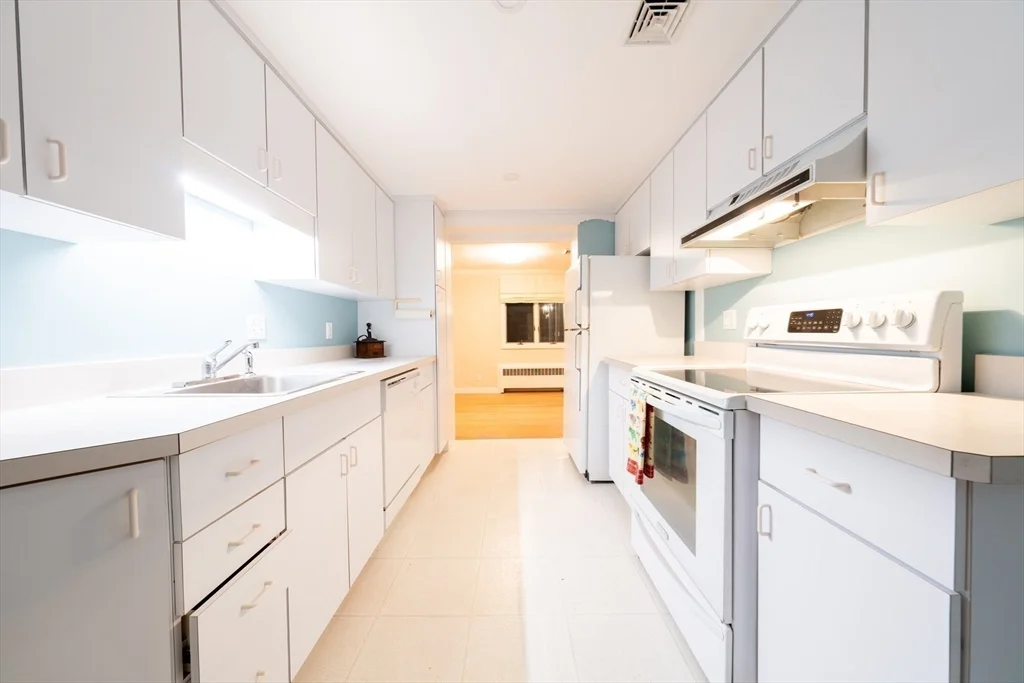 2 bed, 1 bath apartment for rent at 10 Beverly Rd, Arlington — photo 5 of 25