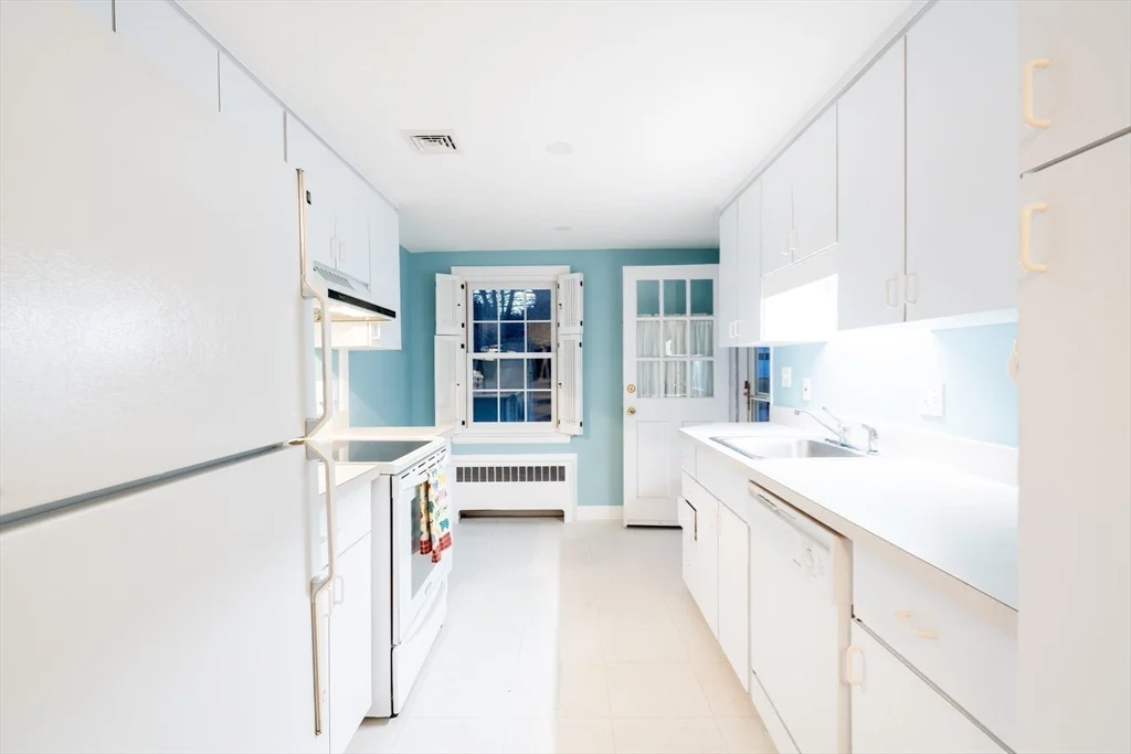 2 bed, 1 bath apartment for rent at 10 Beverly Rd, Arlington — photo 8 of 25