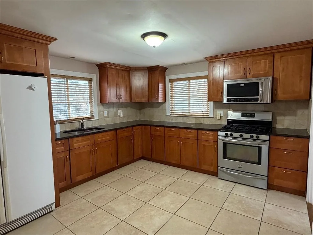 2 bed, 1 bath apartment for rent at 10 Bigelow St Unit 2, Quincy Center — photo 2 of 7