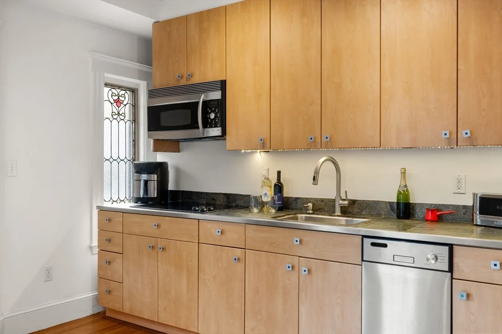 2 bed, 1 bath apartment for rent at 10 Bowdoin St Unit 2, Neighborhood Nine — photo 8 of 22