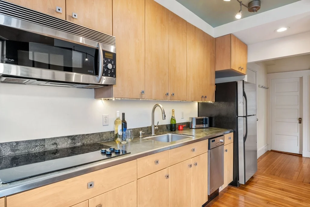 2 bed, 1 bath apartment for rent at 10 Bowdoin St Unit 2, Neighborhood Nine — photo 7 of 22