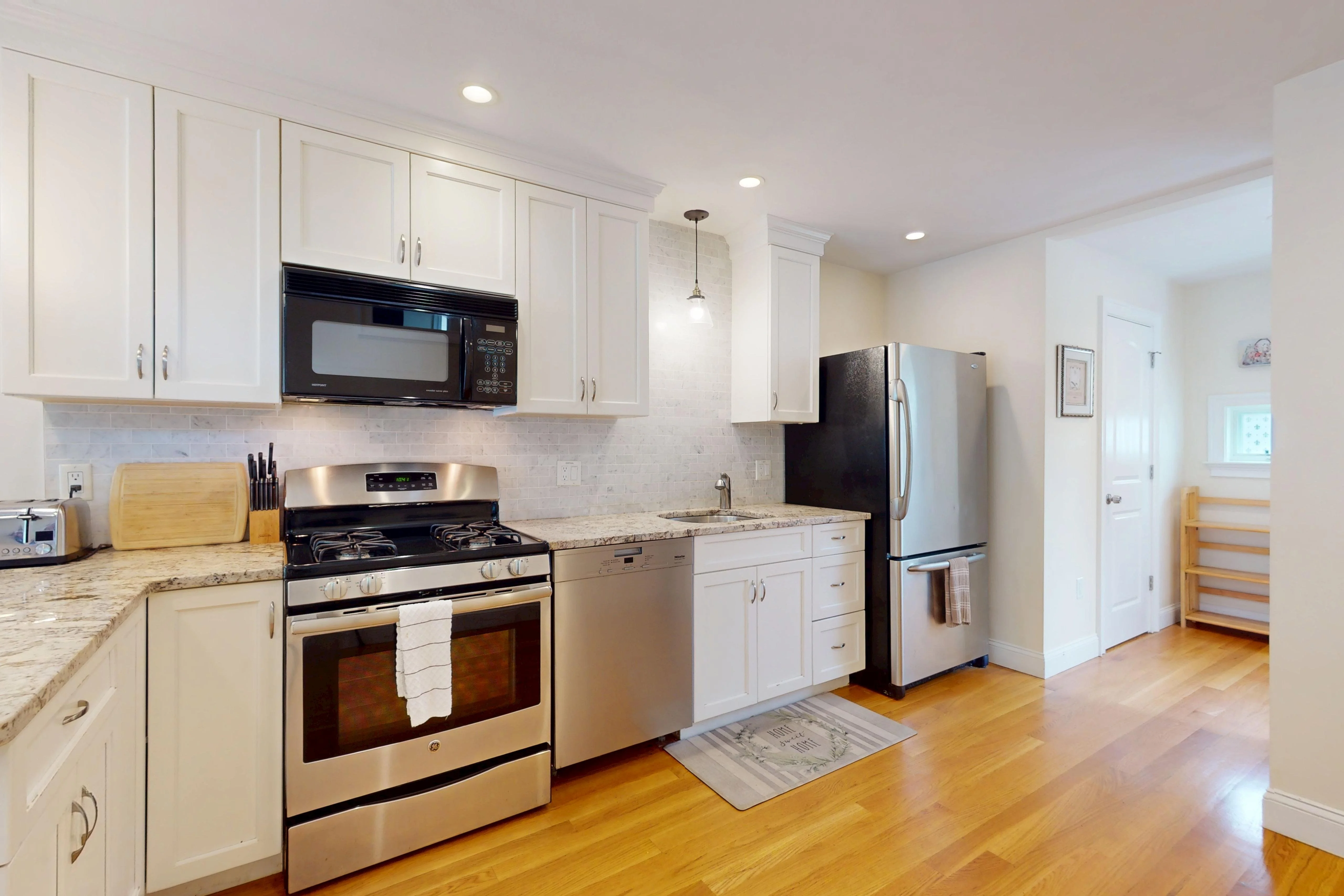 4 bed, 2.5 bath apartment for rent at 10 Bradbury St Unit 10, Allston — photo 6 of 28
