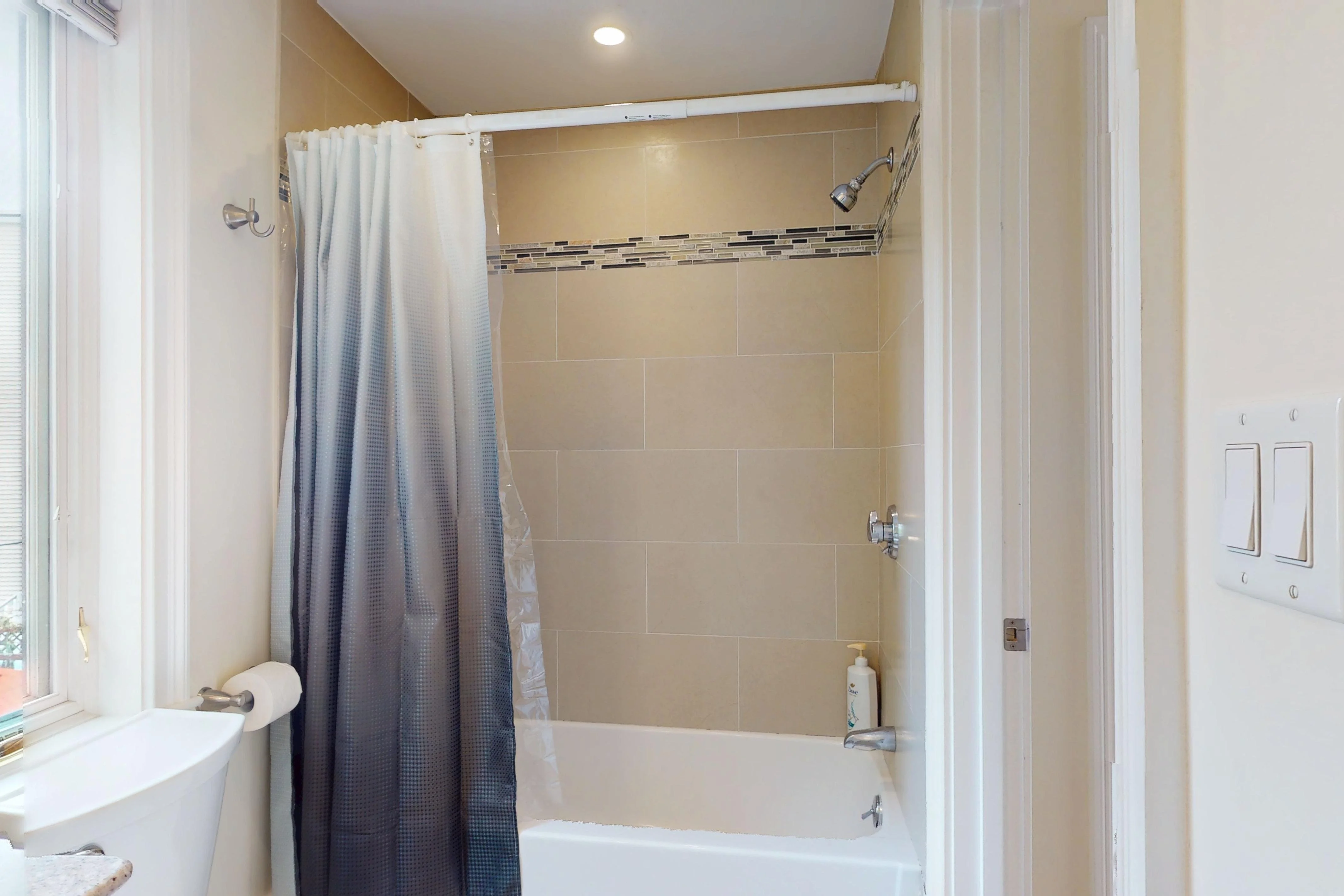 4 bed, 2.5 bath apartment for rent at 10 Bradbury St Unit 10, Allston — photo 17 of 28