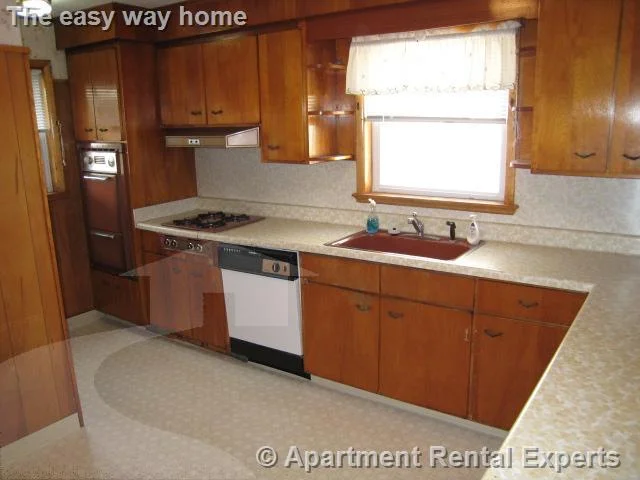 2 bed, 1 bath apartment for rent at 10 Cady Ave Unit 1, Davis Square — photo 3 of 11