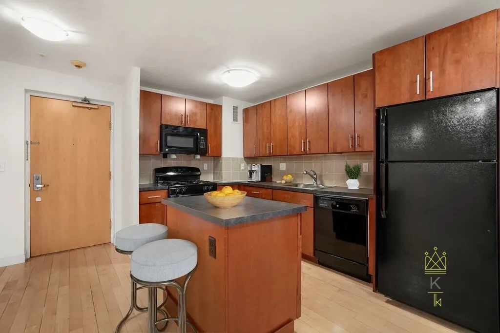 1 bed, 1 bath apartment for rent at 10 Camelot Ct Unit 10-4E, Brighton — photo 3 of 29