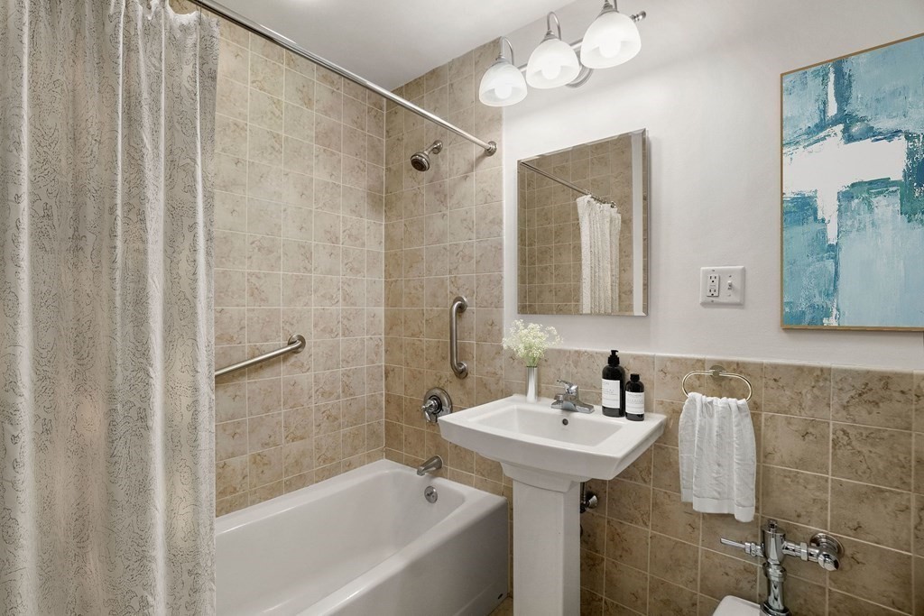 3 bed, 1 bath apartment for rent at 10 Camelot Ct Unit 10-61, Brighton — photo 7 of 11