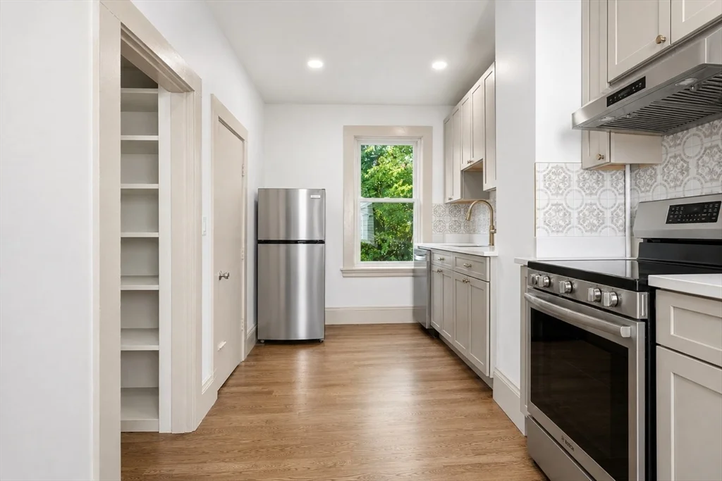 2 bed, 1 bath apartment for rent at 10 Carlton St Unit 2, Union Square — photo 2 of 11