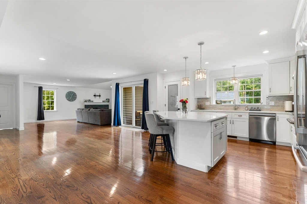 4 bed, 2 bath apartment for rent at 10 Carol Ave, Burlington — photo 8 of 34