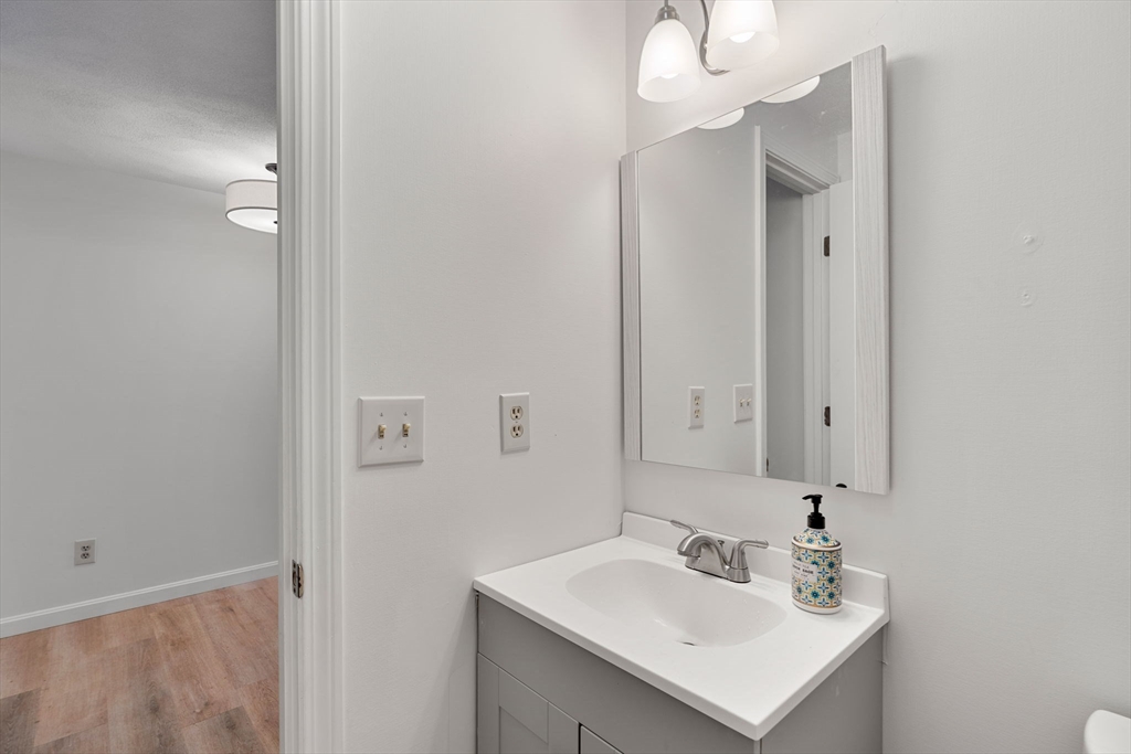 2 bed, 1 bath apartment for rent at 10 Carriage Ct Unit 10, Merrimac — photo 14 of 20