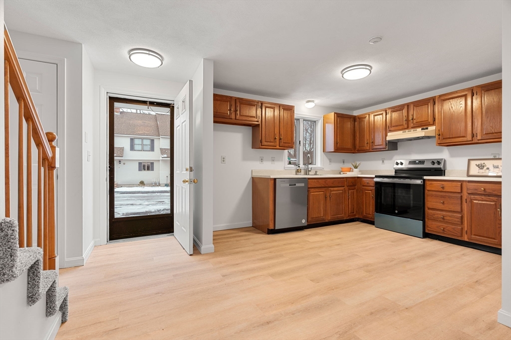 2 bed, 1 bath apartment for rent at 10 Carriage Ct Unit 10, Merrimac — photo 3 of 20