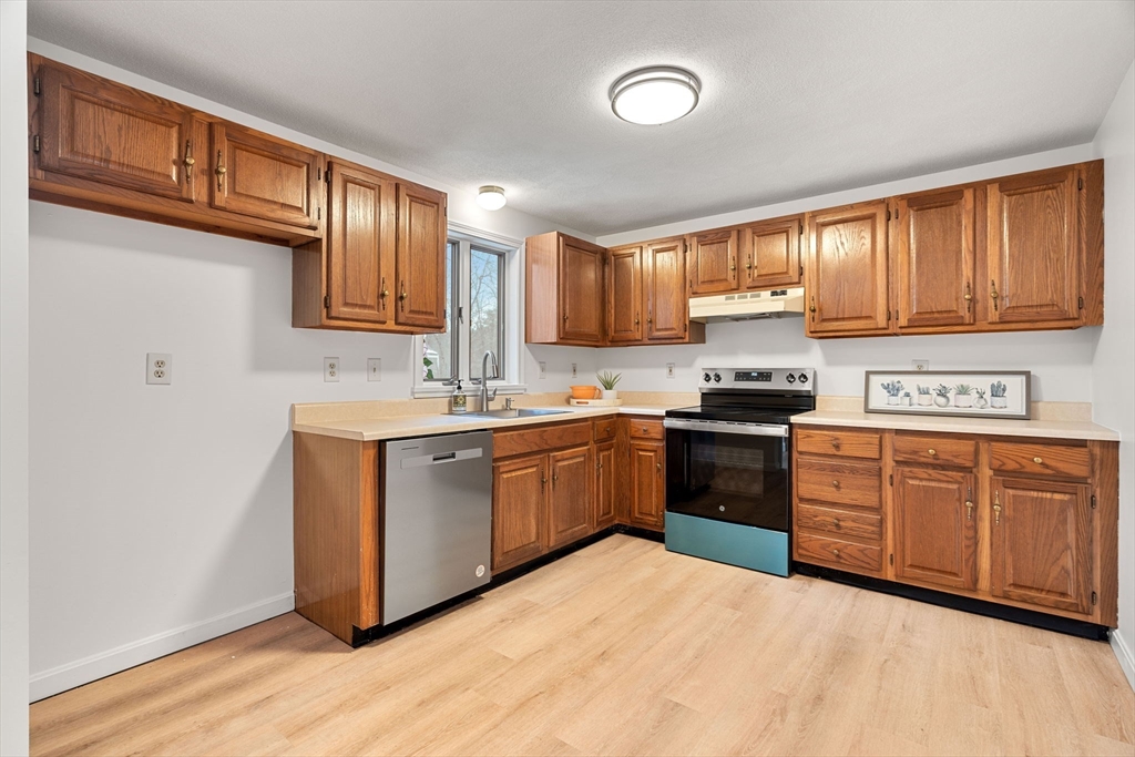 2 bed, 1 bath apartment for rent at 10 Carriage Ct Unit 10, Merrimac — photo 2 of 20